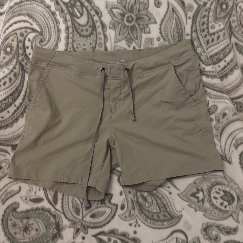 Stylish Women's Athletic Shorts in Khaki